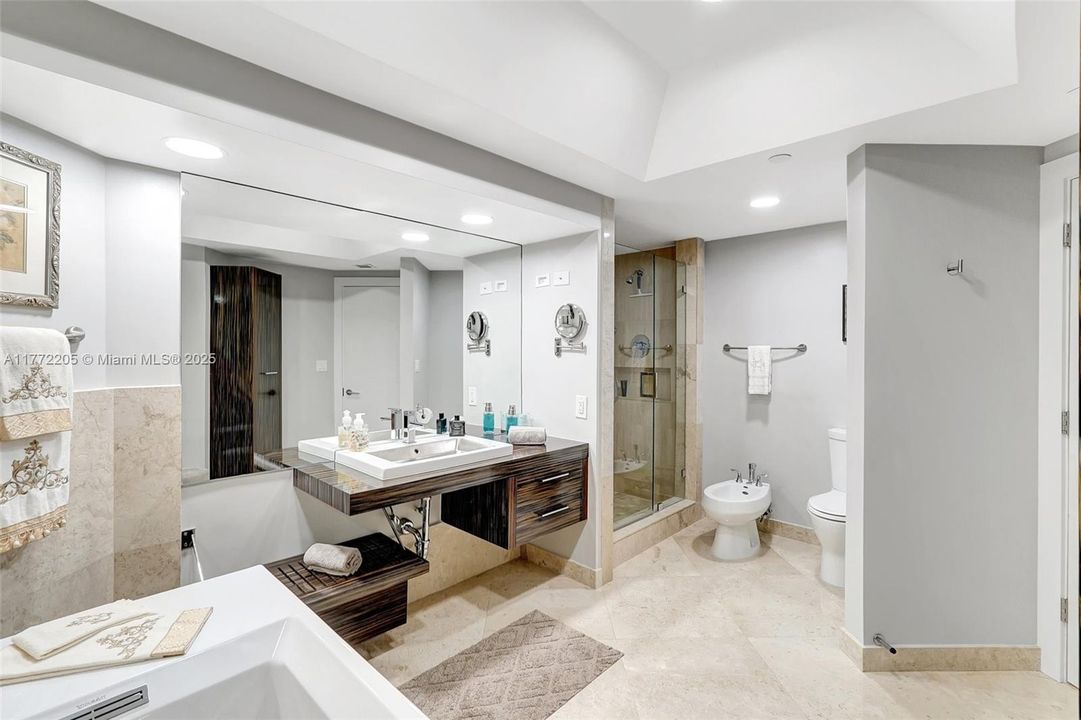 最近售出: $1,175,000 (2 贝兹, 2 浴室, 2120 平方英尺)