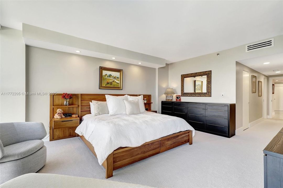 最近售出: $1,175,000 (2 贝兹, 2 浴室, 2120 平方英尺)