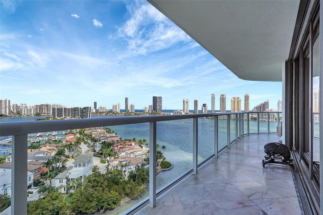 最近售出: $1,175,000 (2 贝兹, 2 浴室, 2120 平方英尺)