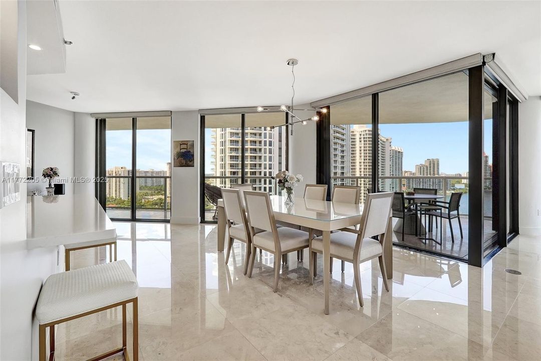 最近售出: $1,175,000 (2 贝兹, 2 浴室, 2120 平方英尺)