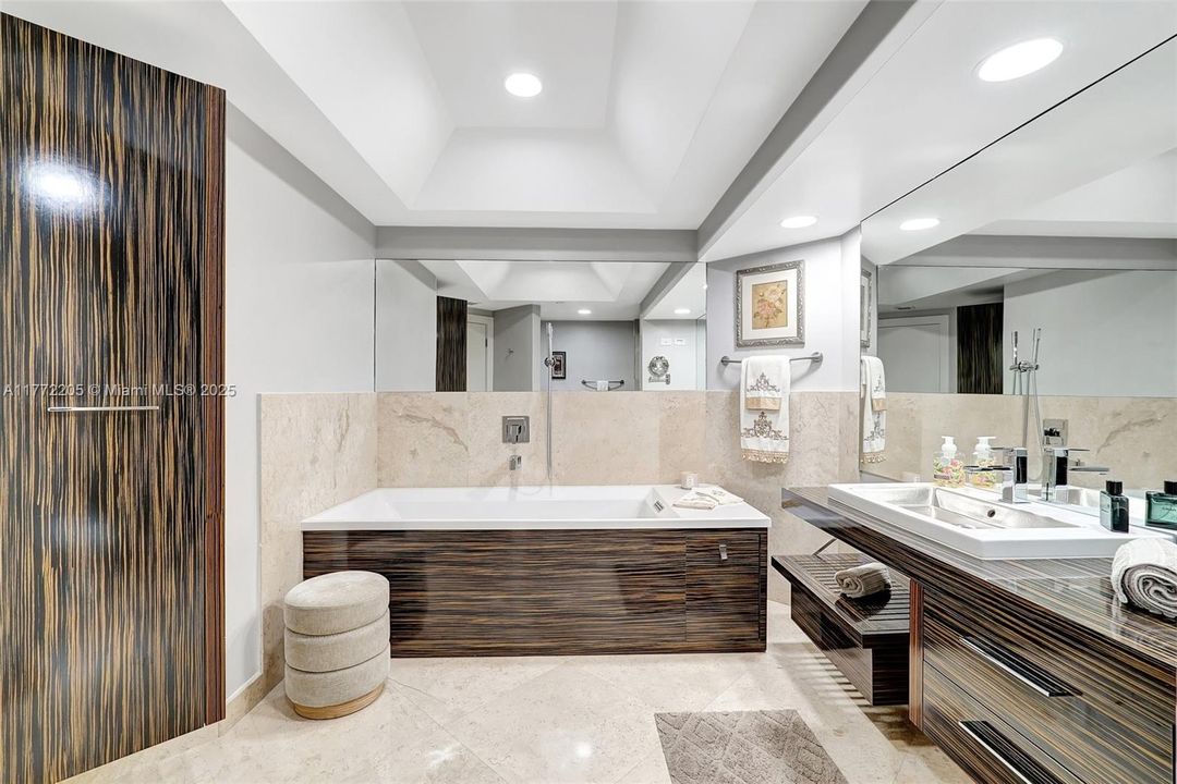 最近售出: $1,175,000 (2 贝兹, 2 浴室, 2120 平方英尺)