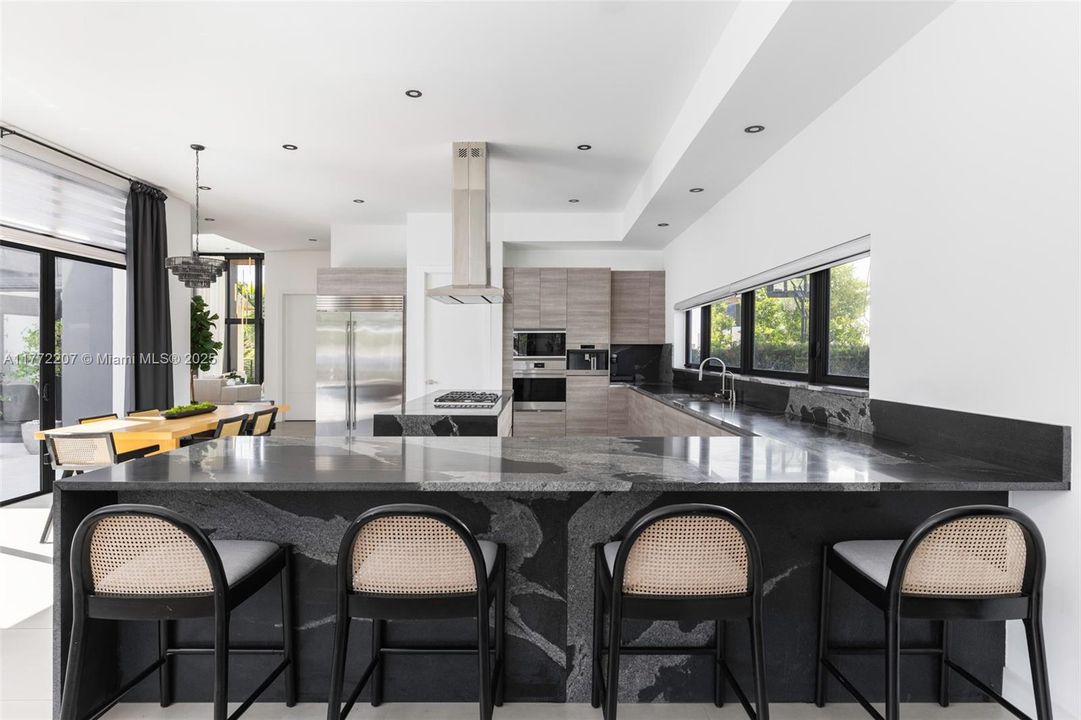 Недавно продано: $4,200,000 (7 спален, 8 ванн, 7305 Квадратных фут)