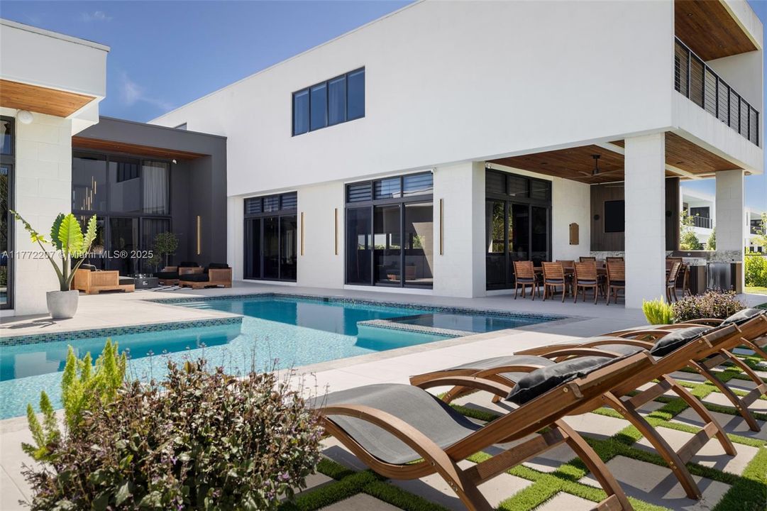 Недавно продано: $4,200,000 (7 спален, 8 ванн, 7305 Квадратных фут)