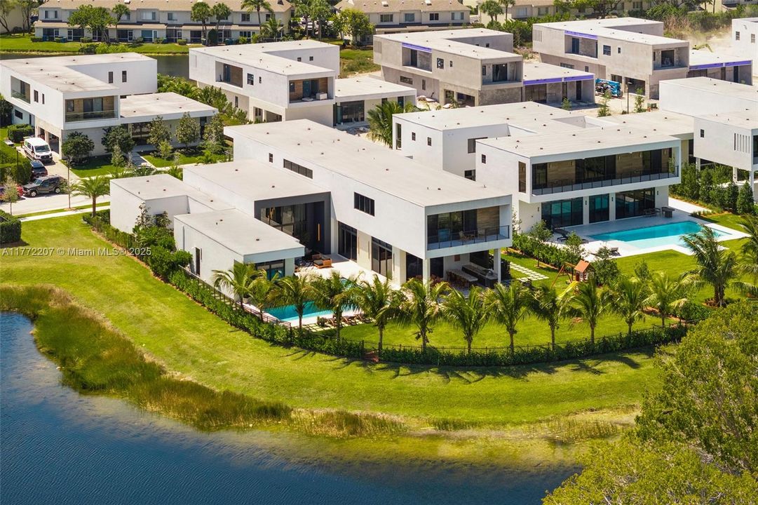 Недавно продано: $4,200,000 (7 спален, 8 ванн, 7305 Квадратных фут)