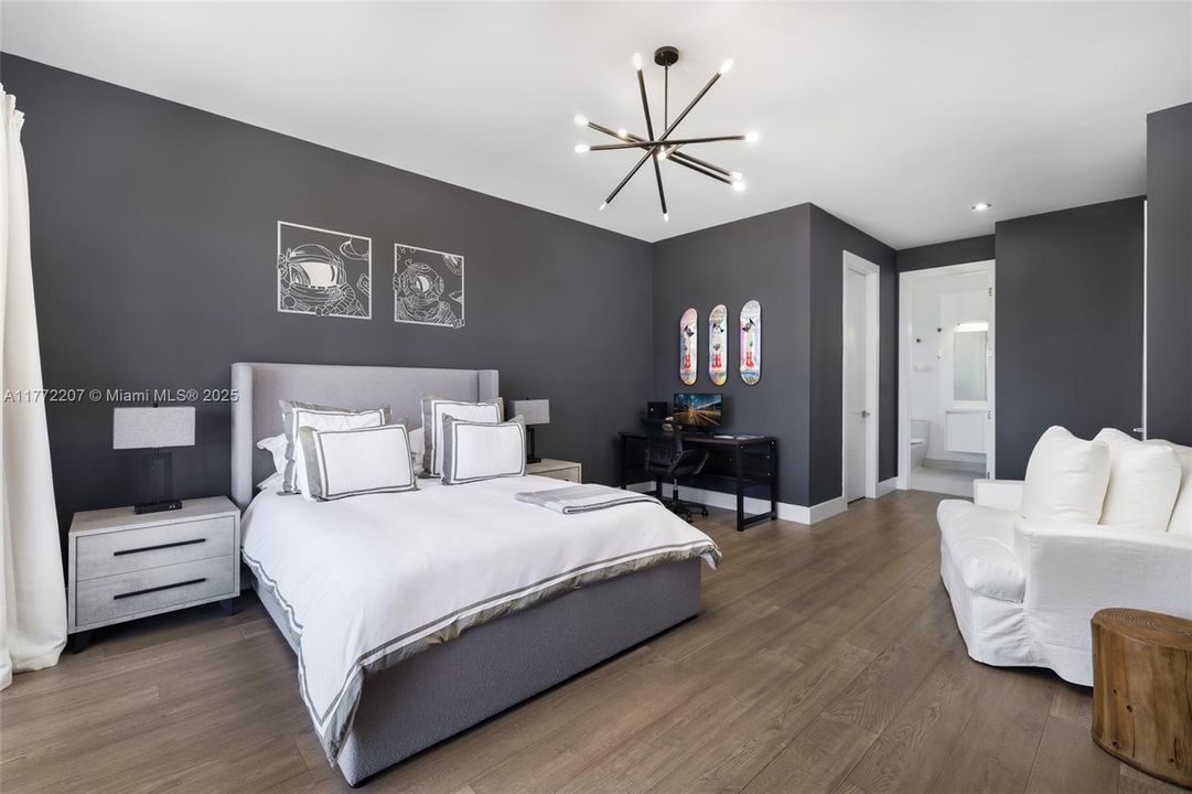 Недавно продано: $4,200,000 (7 спален, 8 ванн, 7305 Квадратных фут)