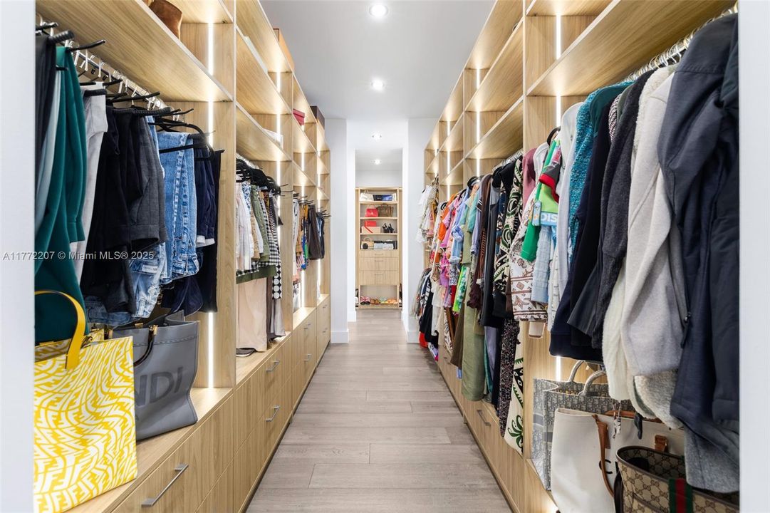 Недавно продано: $4,200,000 (7 спален, 8 ванн, 7305 Квадратных фут)