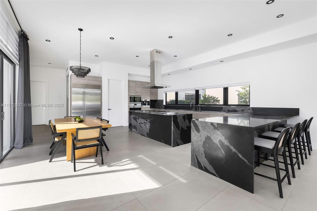 Недавно продано: $4,200,000 (7 спален, 8 ванн, 7305 Квадратных фут)