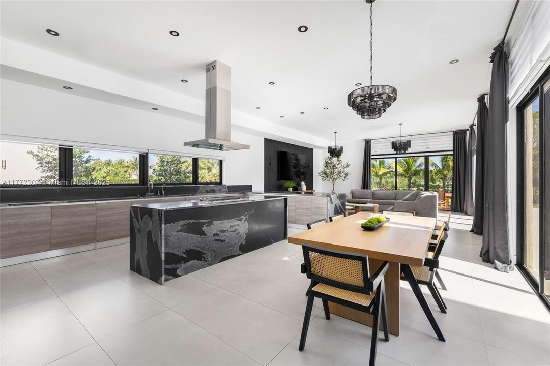 Недавно продано: $4,200,000 (7 спален, 8 ванн, 7305 Квадратных фут)