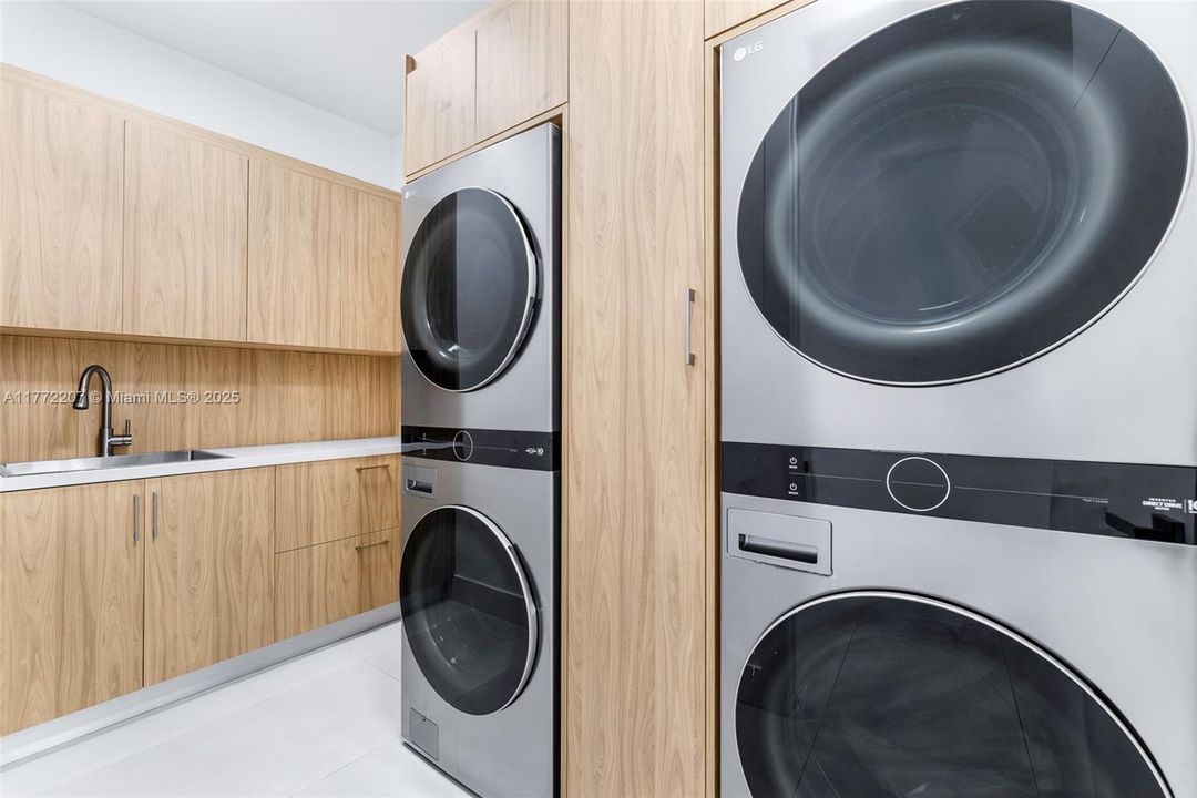 Недавно продано: $4,200,000 (7 спален, 8 ванн, 7305 Квадратных фут)