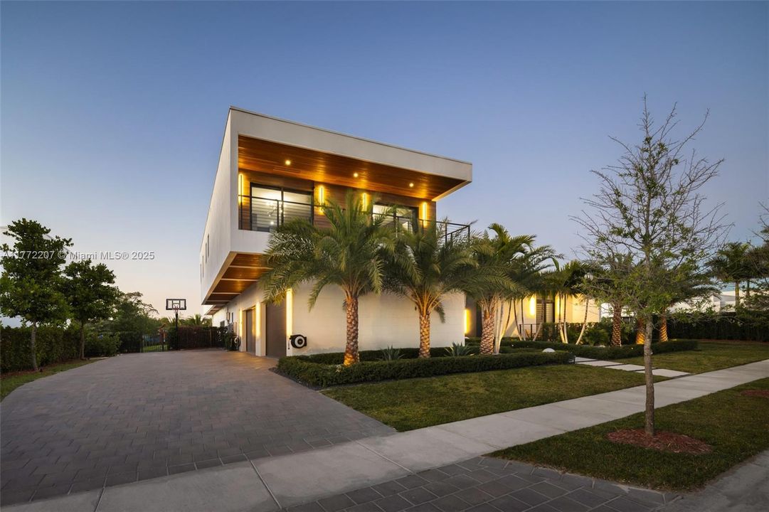 Недавно продано: $4,200,000 (7 спален, 8 ванн, 7305 Квадратных фут)