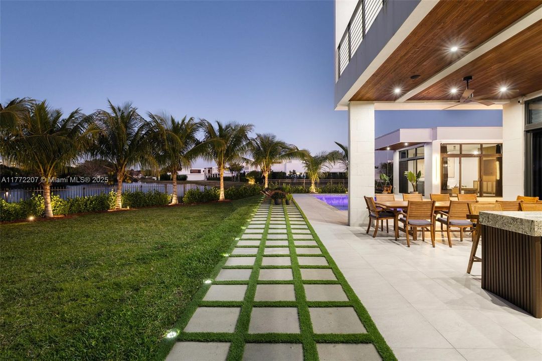 Недавно продано: $4,200,000 (7 спален, 8 ванн, 7305 Квадратных фут)