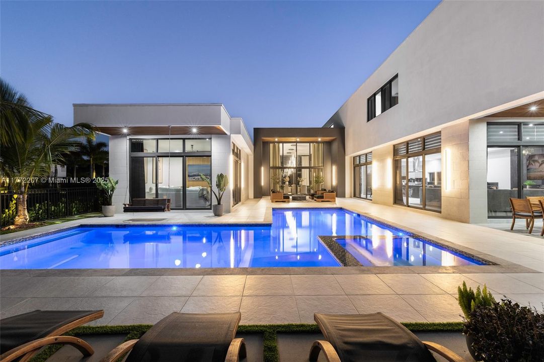 Недавно продано: $4,200,000 (7 спален, 8 ванн, 7305 Квадратных фут)