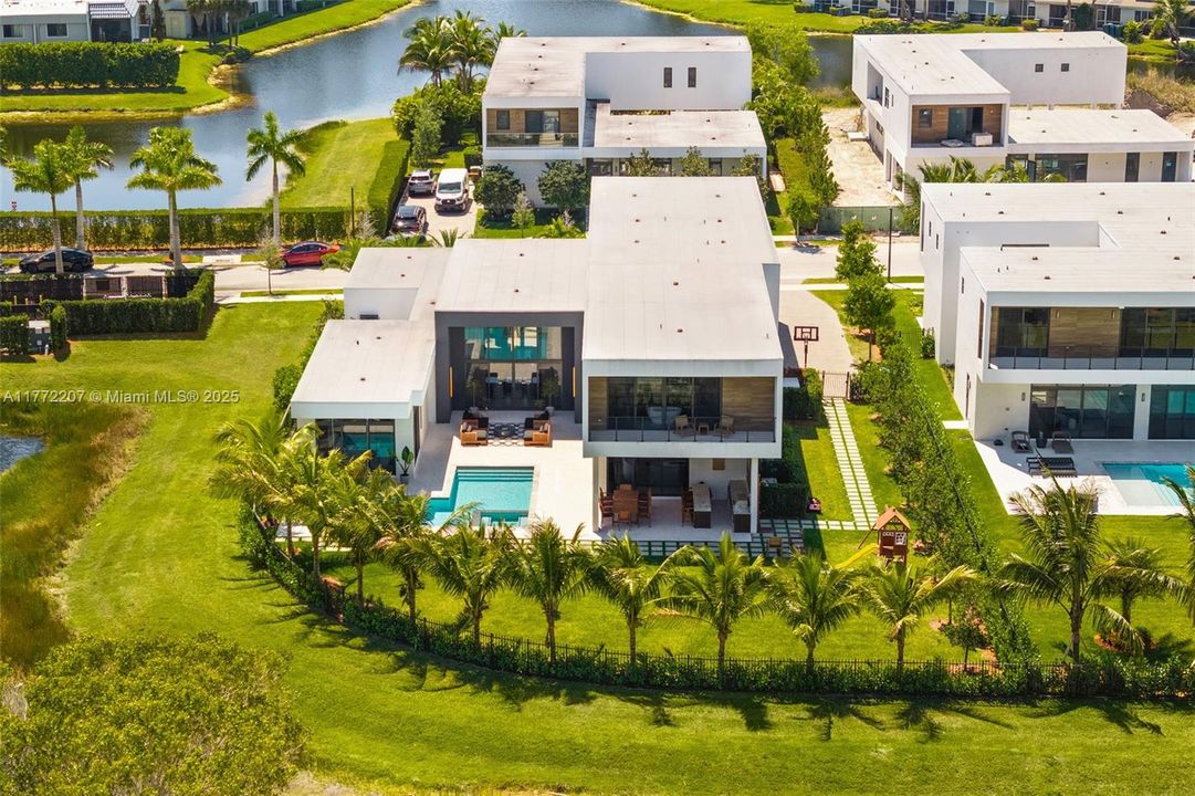 Недавно продано: $4,200,000 (7 спален, 8 ванн, 7305 Квадратных фут)