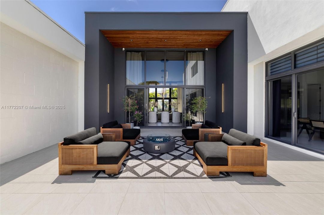 Недавно продано: $4,200,000 (7 спален, 8 ванн, 7305 Квадратных фут)