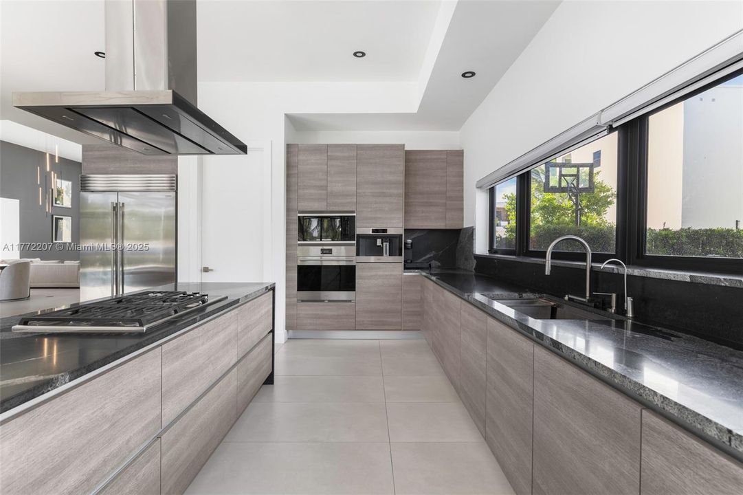 Недавно продано: $4,200,000 (7 спален, 8 ванн, 7305 Квадратных фут)