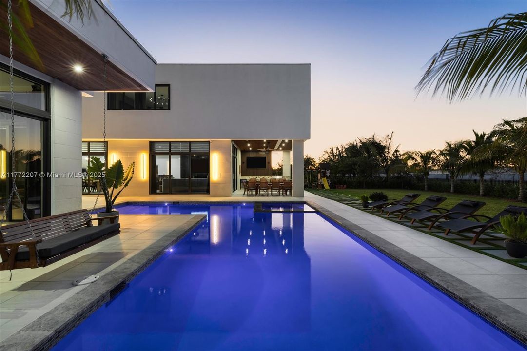 Недавно продано: $4,200,000 (7 спален, 8 ванн, 7305 Квадратных фут)