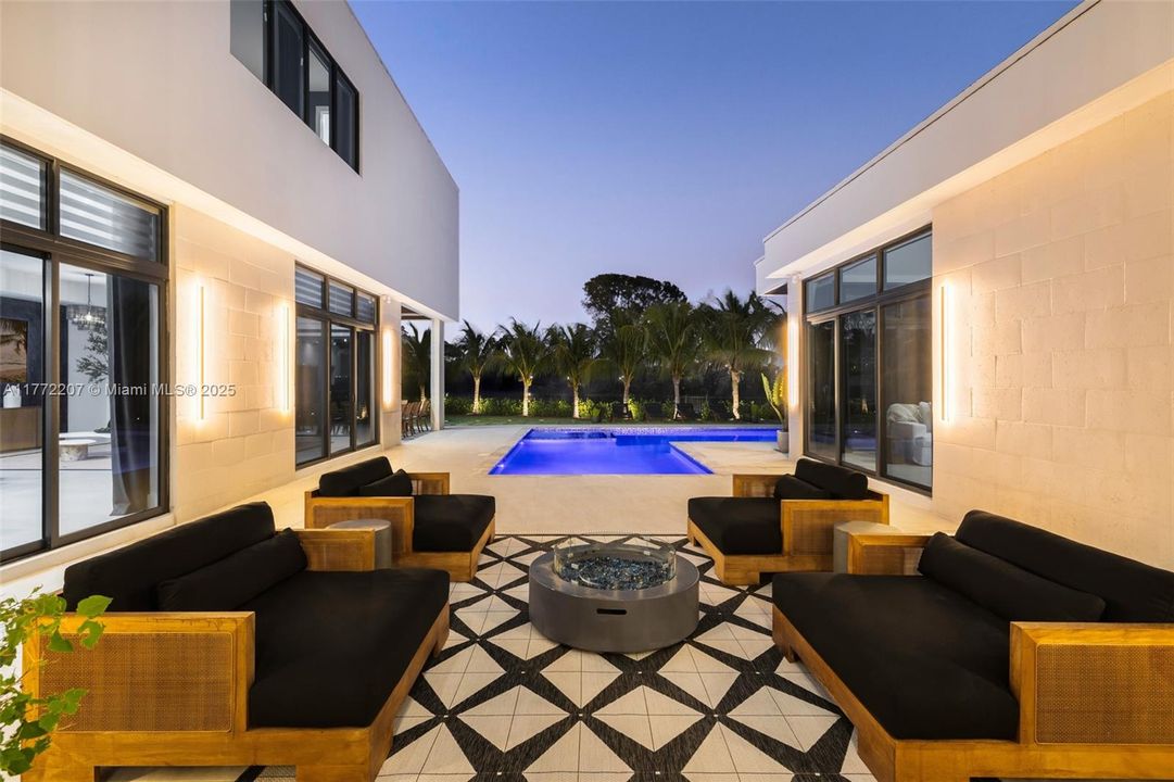 Недавно продано: $4,200,000 (7 спален, 8 ванн, 7305 Квадратных фут)