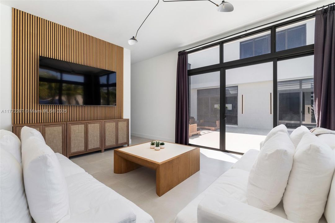 Недавно продано: $4,200,000 (7 спален, 8 ванн, 7305 Квадратных фут)