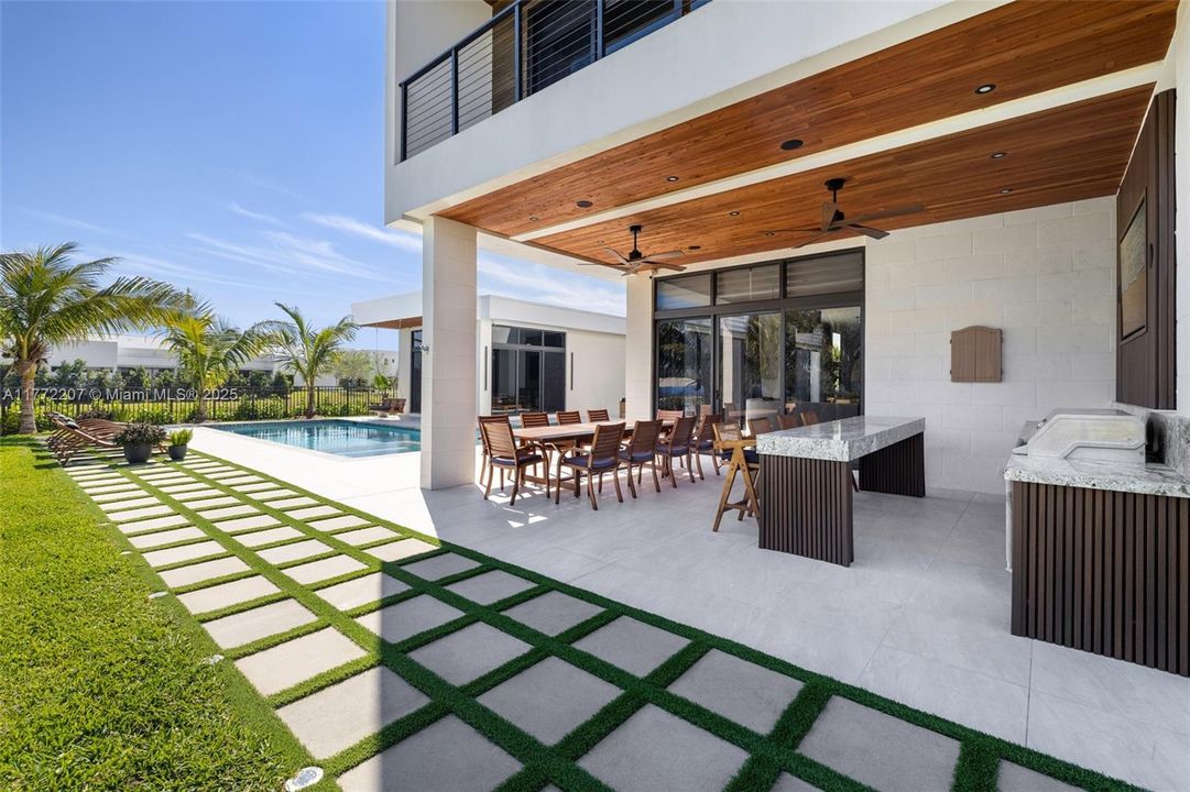 Недавно продано: $4,200,000 (7 спален, 8 ванн, 7305 Квадратных фут)