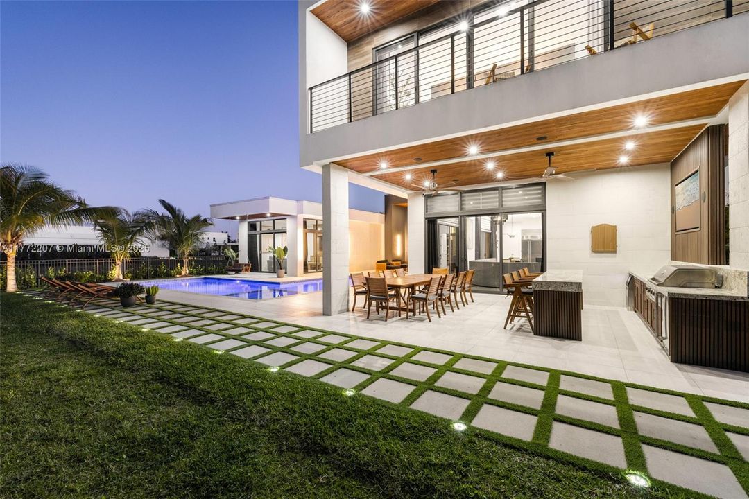 Недавно продано: $4,200,000 (7 спален, 8 ванн, 7305 Квадратных фут)