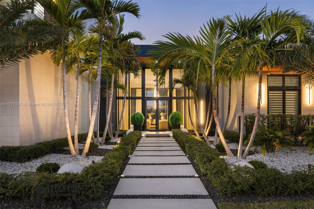 Недавно продано: $4,200,000 (7 спален, 8 ванн, 7305 Квадратных фут)