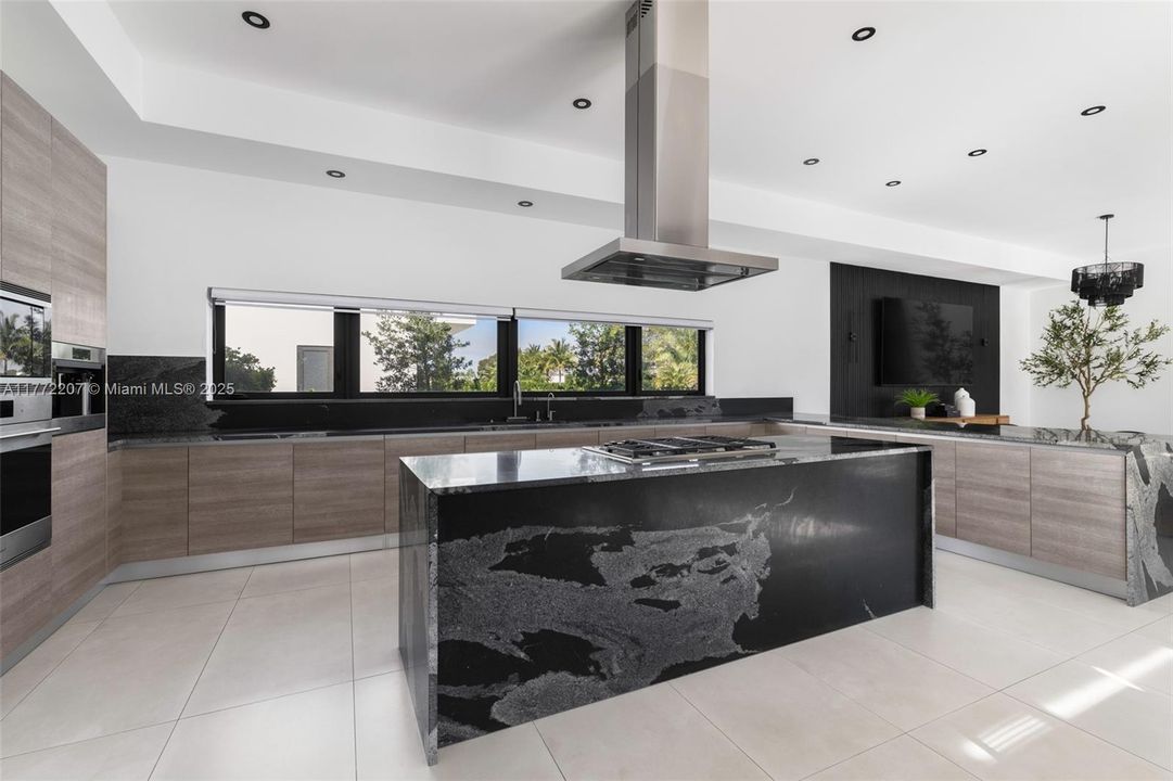 Недавно продано: $4,200,000 (7 спален, 8 ванн, 7305 Квадратных фут)