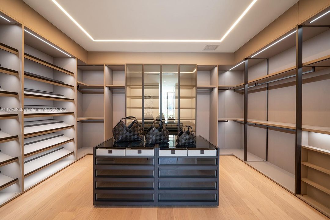 For Sale: $25,900,000 (7 beds, 7 baths, 6997 Square Feet)