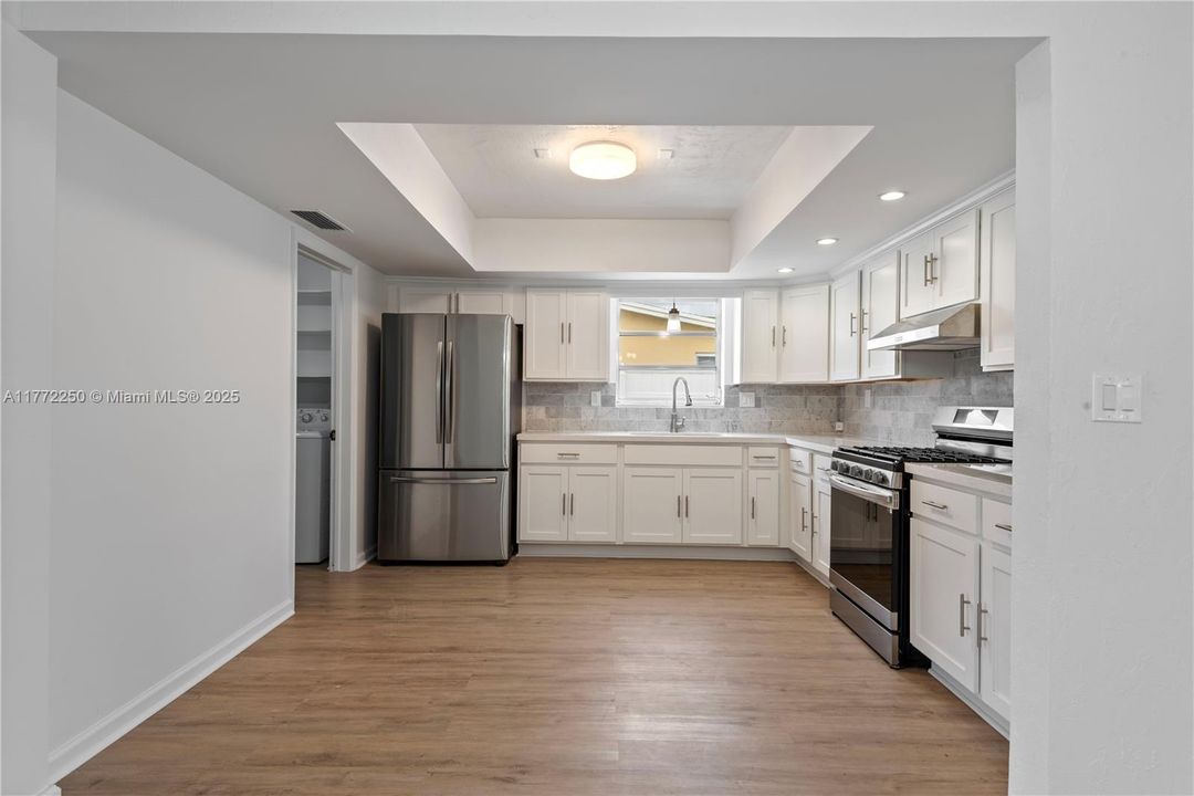 Недавно продано: $610,000 (3 спален, 2 ванн, 2052 Квадратных фут)