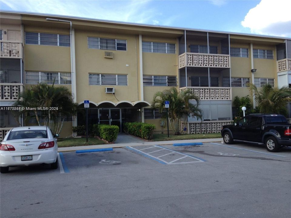 Recently Rented: $1,600 (1 beds, 1 baths, 676 Square Feet)