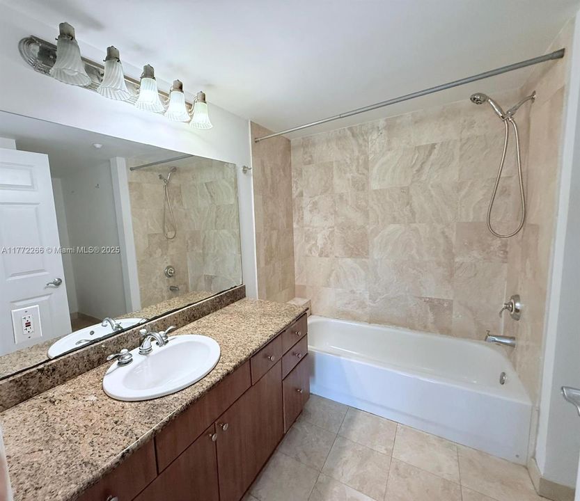 En Venta: $439,000 (2 camas, 2 baños, 1150 Pies cuadrados)