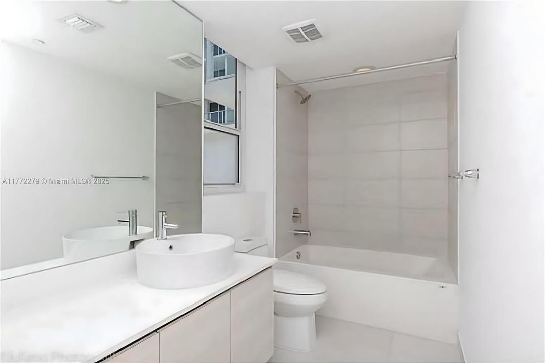 Recently Rented: $2,950 (1 beds, 1 baths, 728 Square Feet)