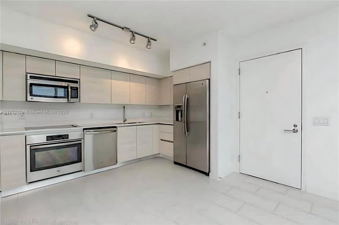 Recently Rented: $2,950 (1 beds, 1 baths, 728 Square Feet)