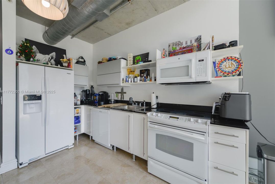 Recently Rented: $3,100 (1 beds, 1 baths, 795 Square Feet)