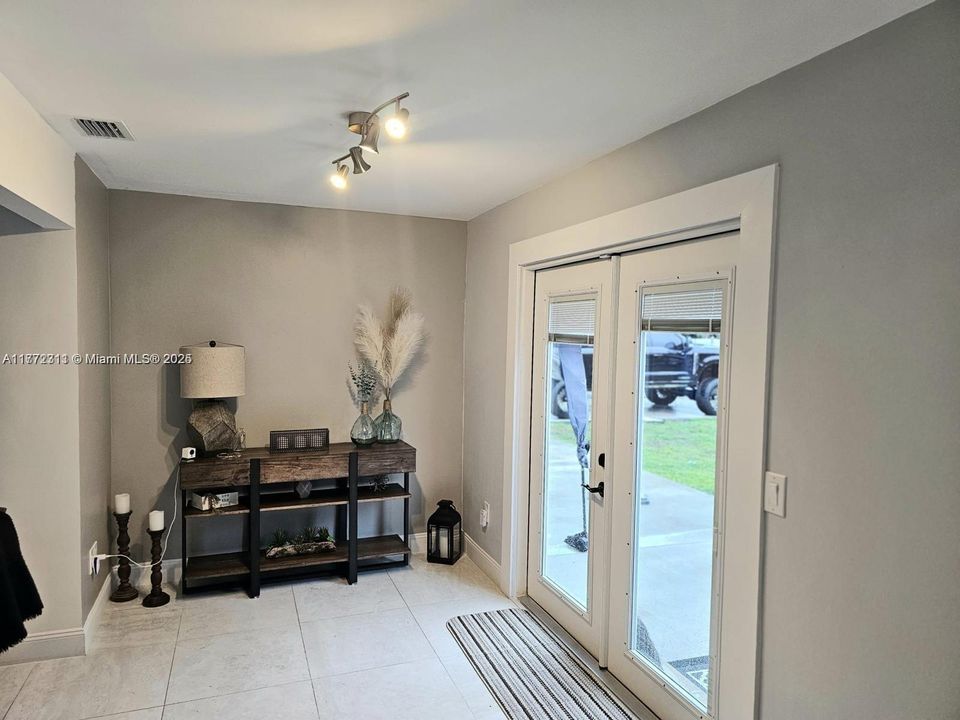 最近售出: $695,000 (4 贝兹, 2 浴室, 1229 平方英尺)