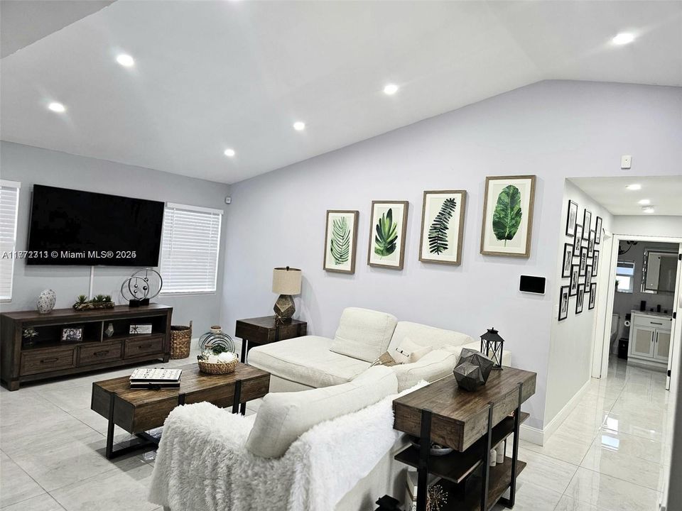 最近售出: $695,000 (4 贝兹, 2 浴室, 1229 平方英尺)