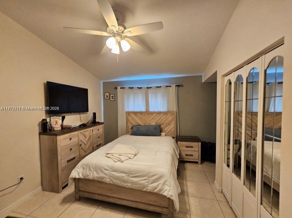 最近售出: $695,000 (4 贝兹, 2 浴室, 1229 平方英尺)