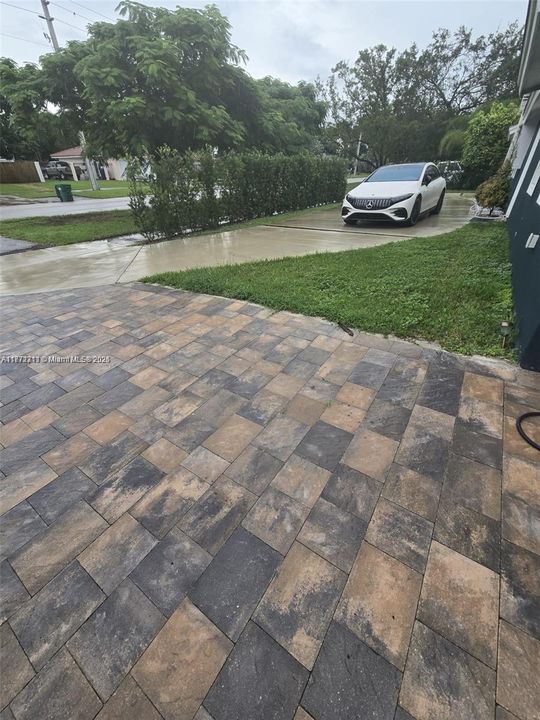 最近售出: $695,000 (4 贝兹, 2 浴室, 1229 平方英尺)