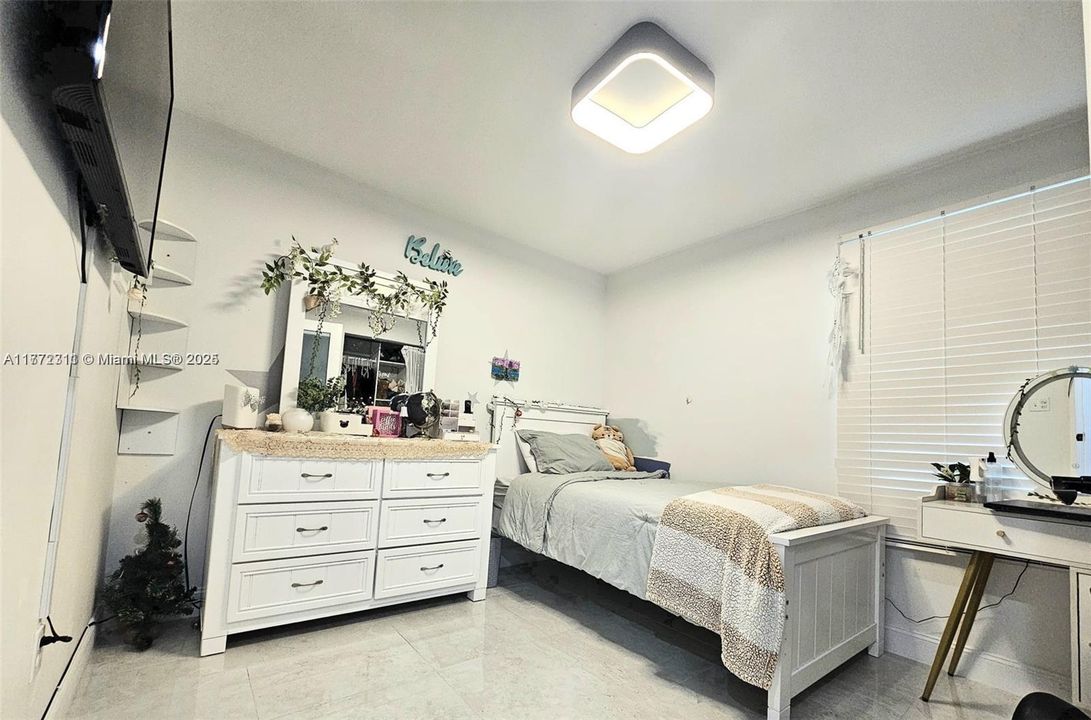 最近售出: $695,000 (4 贝兹, 2 浴室, 1229 平方英尺)