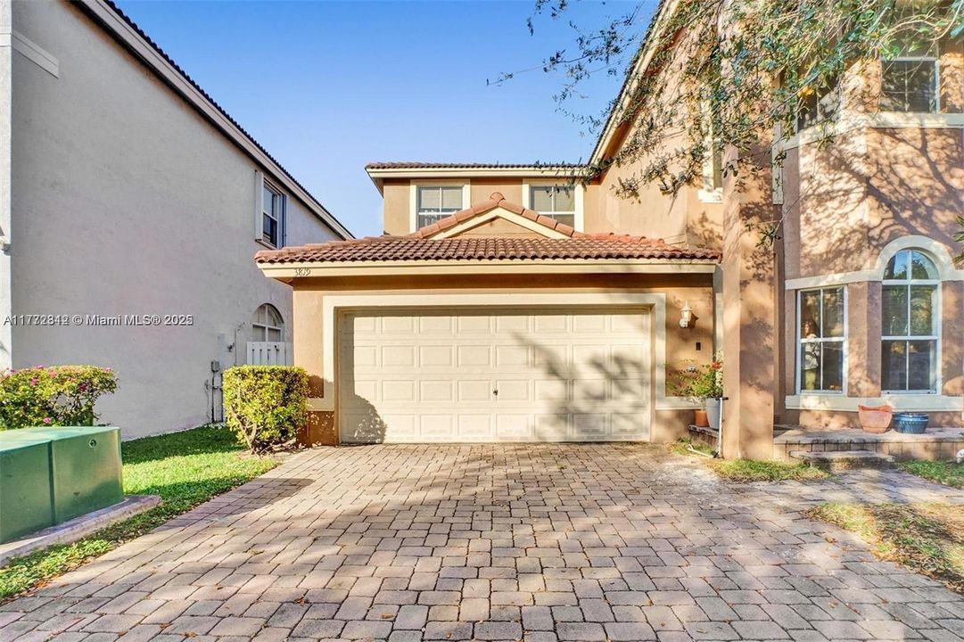 Recently Sold: $720,000 (4 beds, 2 baths, 2184 Square Feet)
