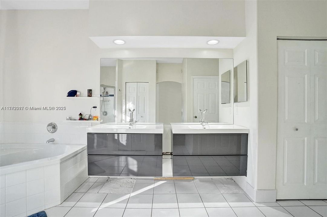 Recently Sold: $720,000 (4 beds, 2 baths, 2184 Square Feet)