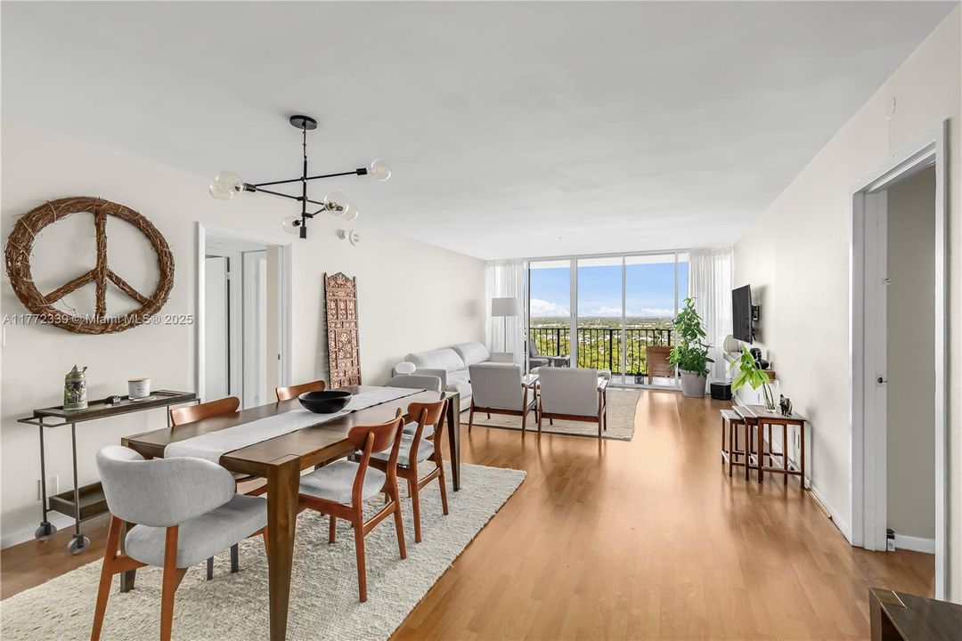 Недавно продано: $416,500 (2 спален, 2 ванн, 1225 Квадратных фут)