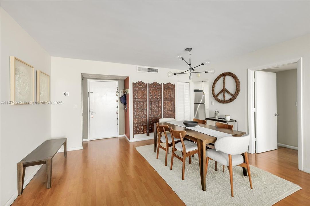 Недавно продано: $416,500 (2 спален, 2 ванн, 1225 Квадратных фут)