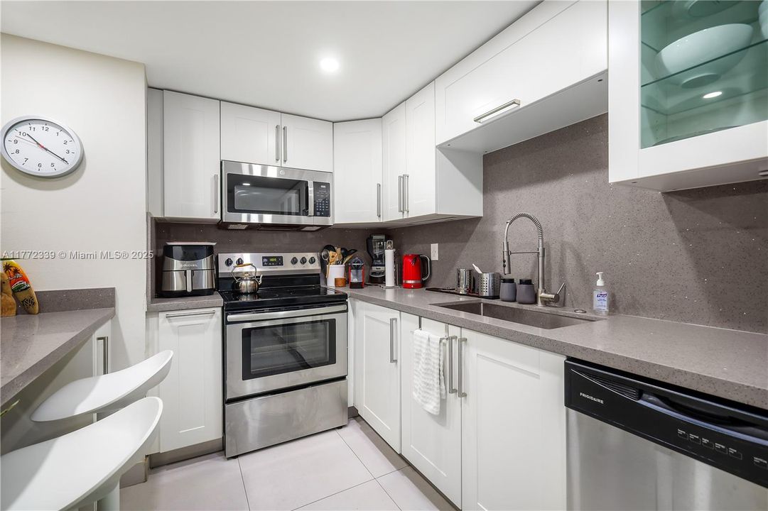 Недавно продано: $416,500 (2 спален, 2 ванн, 1225 Квадратных фут)