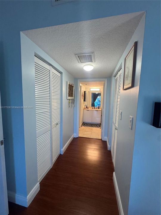 最近售出: $390,000 (1 贝兹, 1 浴室, 842 平方英尺)