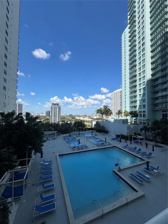 最近售出: $390,000 (1 贝兹, 1 浴室, 842 平方英尺)