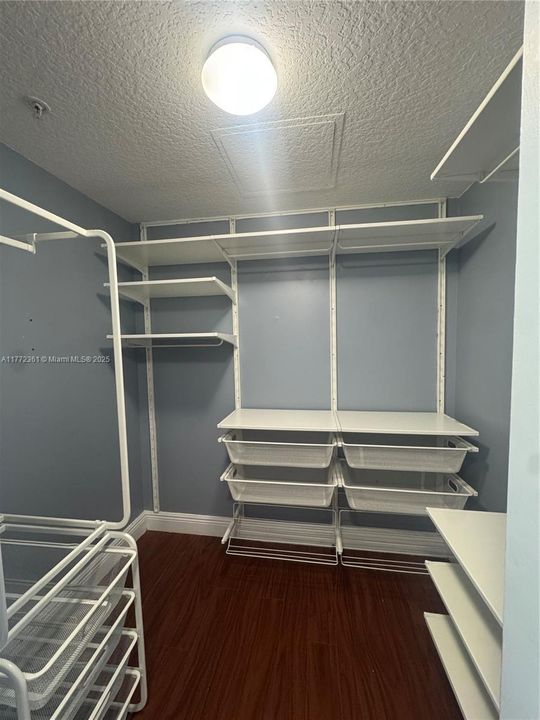 最近售出: $390,000 (1 贝兹, 1 浴室, 842 平方英尺)