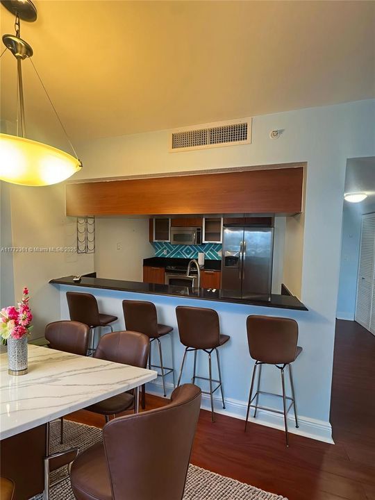 最近售出: $390,000 (1 贝兹, 1 浴室, 842 平方英尺)