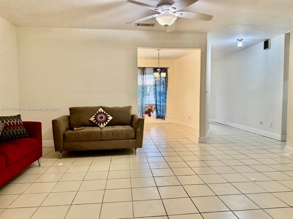 Vendido Recientemente: $649,900 (4 camas, 3 baños, 1549 Pies cuadrados)