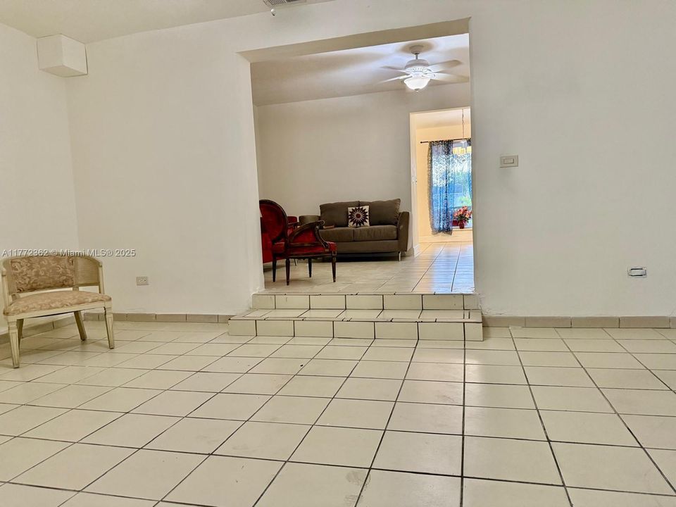Vendido Recientemente: $649,900 (4 camas, 3 baños, 1549 Pies cuadrados)