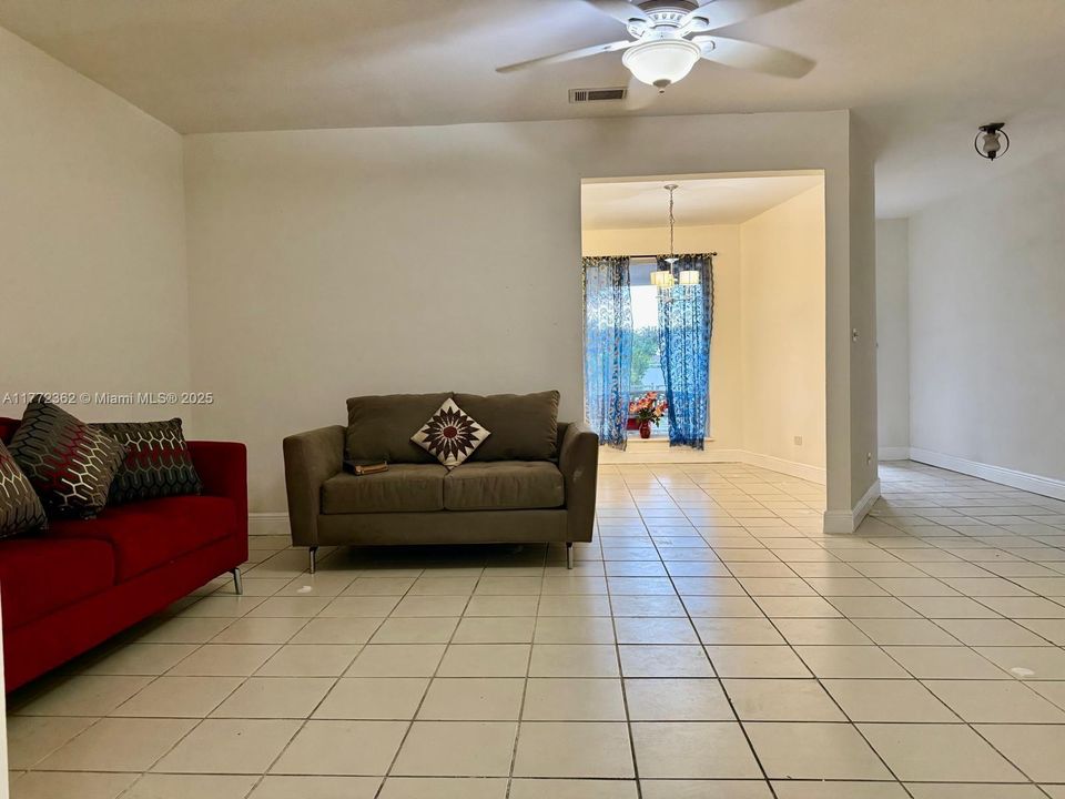 Vendido Recientemente: $649,900 (4 camas, 3 baños, 1549 Pies cuadrados)